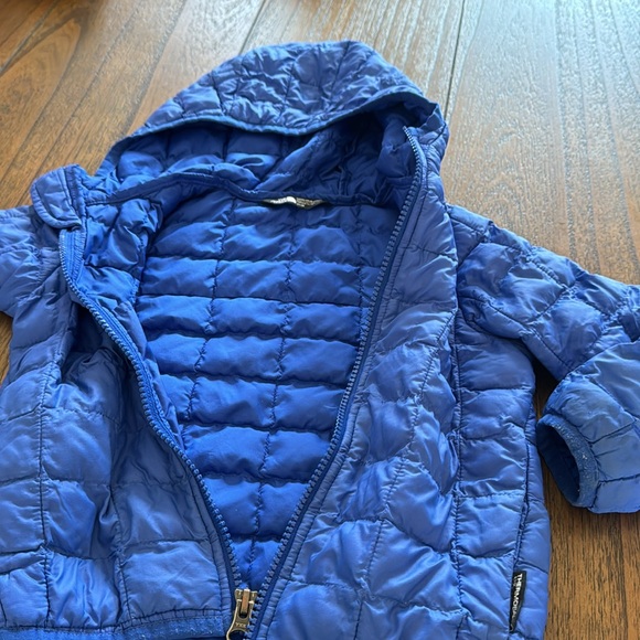 Lightly used North Face blue jacket. - Picture 5 of 6